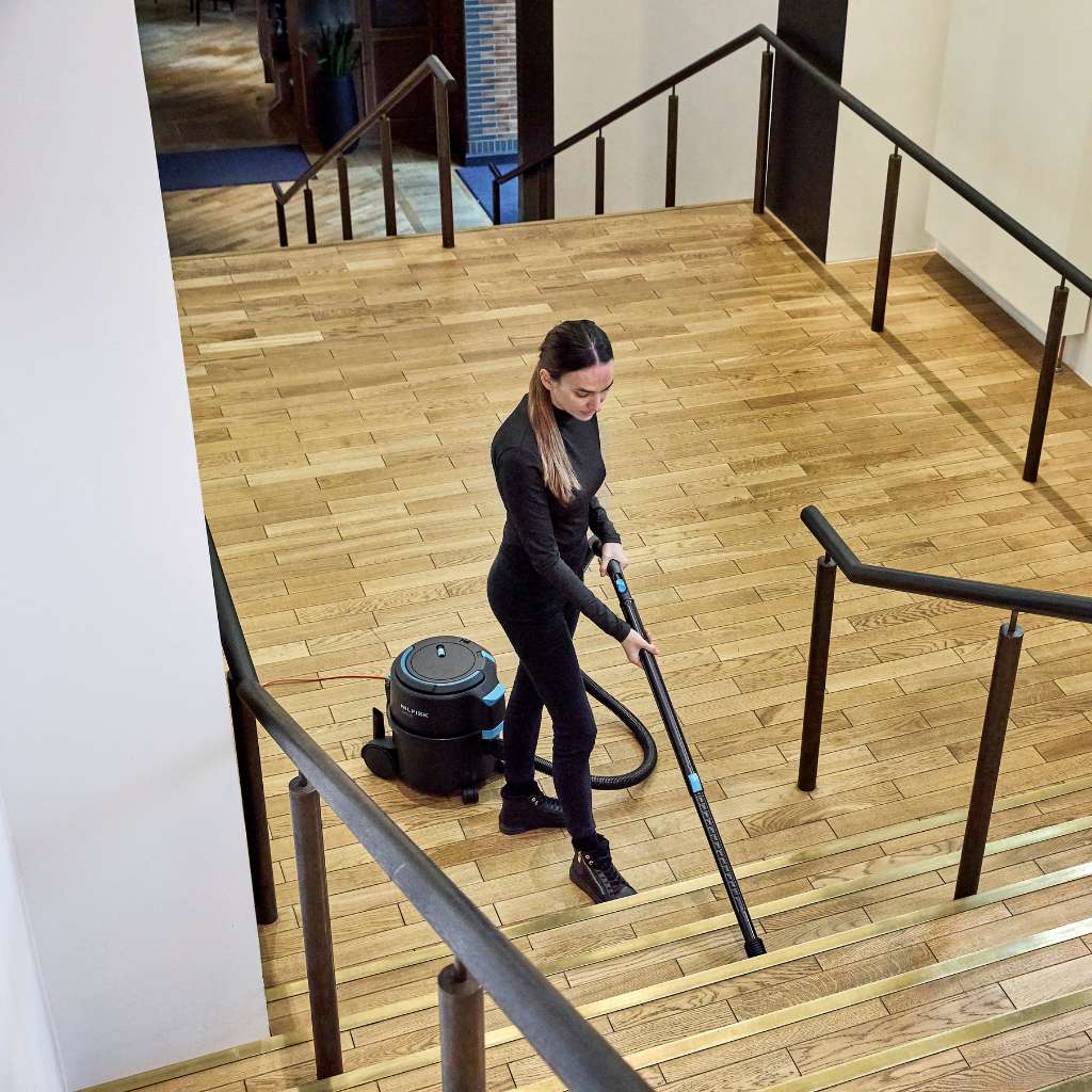 VP400 Commercial Dry Vacuum HEPA, Cordwinder for School Stairs