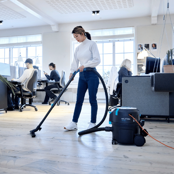 VP400 Commercial Dry Vacuum HEPA, Cordwinder for Offices